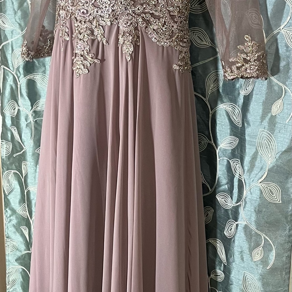 Elegant Mauve Lace Appliqué Wedding Dress